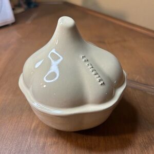 Le Creuset CAST IRON Garlic Mini Cocotte 10oz-Capacity Creme/Dune Enamel Finish